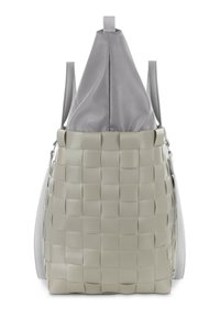 Gewebte graue Tasche mit einer dreieckigen Oberseite, ausgestattet mit strukturiertem Material und verstellbaren Trägern. Der Körper zeigt ein gitterartiges Design.