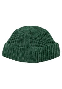 Zielona, dziergana czapka typu beanie z teksturowanym wzorem i podwiniętym dołem, zapewniająca dopasowane i wygodne noszenie; miękki materiał, zaokrąglony wierzch i brak widocznych elementów metalowych.