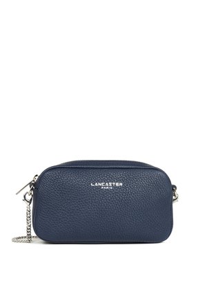 Sac bandoulière en cuir texturé bleu marine avec bandoulière chaîne argentée et fermeture éclair, logo « Lancaster Paris » centré sur le devant.