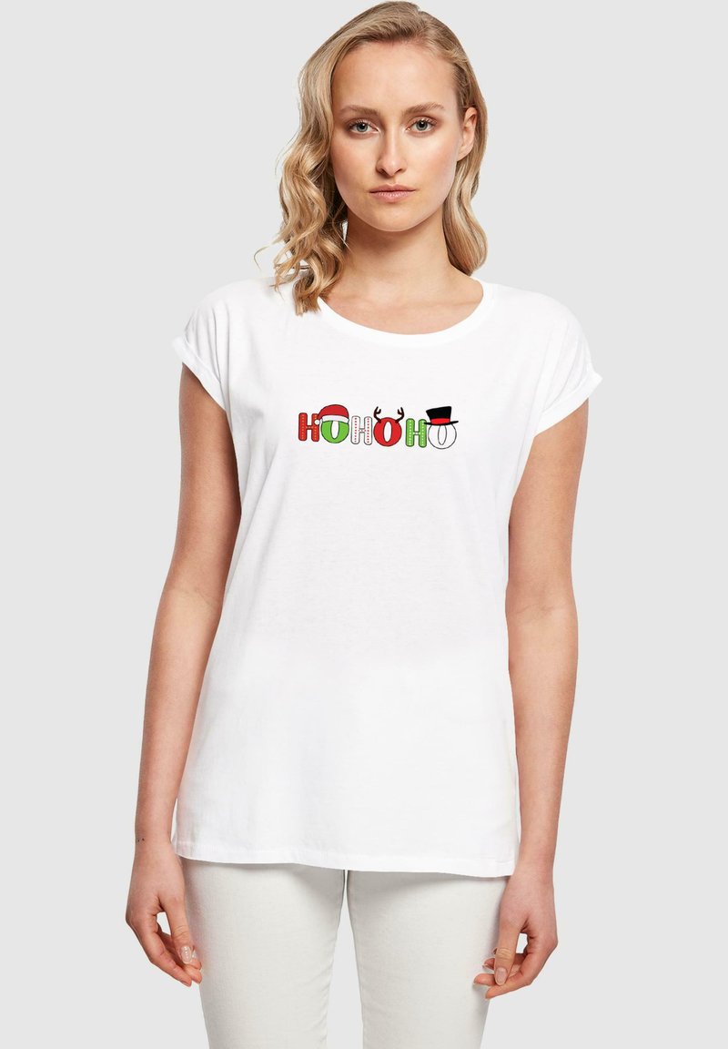 Hvid bomulds t-shirt med et farverigt "HOHOHO" grafik, der har en julesok, rensdyrhorn og en snemænd i sorte og røde detaljer.
