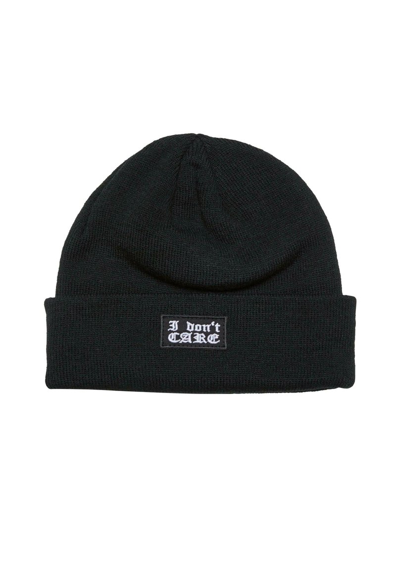 Juodas megztas beanie su juostos tekstūra ir sulenkta krašte, kurioje yra stačiakampis lopinėlis su balta užrašu "Man nerūpi".