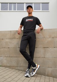 Tommy Jeans LOGO TEE - Print T-shirt - black