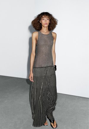 LONG PLEATED WITH CREW NECK - Maxi šaty - black