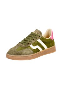 Sneaker verde in suede con strisce bianche, accenti olive e tallone rosa. Presenta punta rotonda, chiusura con lacci e suola in gomma con motivo testurizzato.