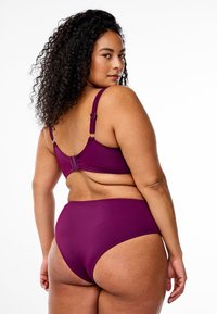Bikini-set i djup lila, med justerbara band, hakstängning och högmidjade bottoms med slät textur och inga synliga mönster.