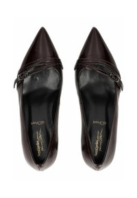 Scarpe in pelle bordeaux con punta affusolata, caratterizzate da una cinghia decorativa e un accentuato cinturino con fibbia, e una finitura liscia e texturizzata.