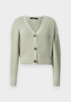 Cardigan en tricot de couleur vert clair, avec un col en V, un design court et trois grands boutons à l'avant. Texture douce avec un motif côtelé.