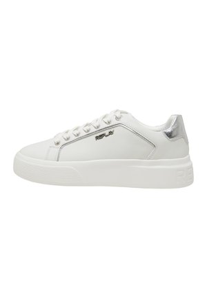 Hvid lavtop sneaker med sølv hæl accent, snørebånd, tyk sål og "Replay" logo på siden.