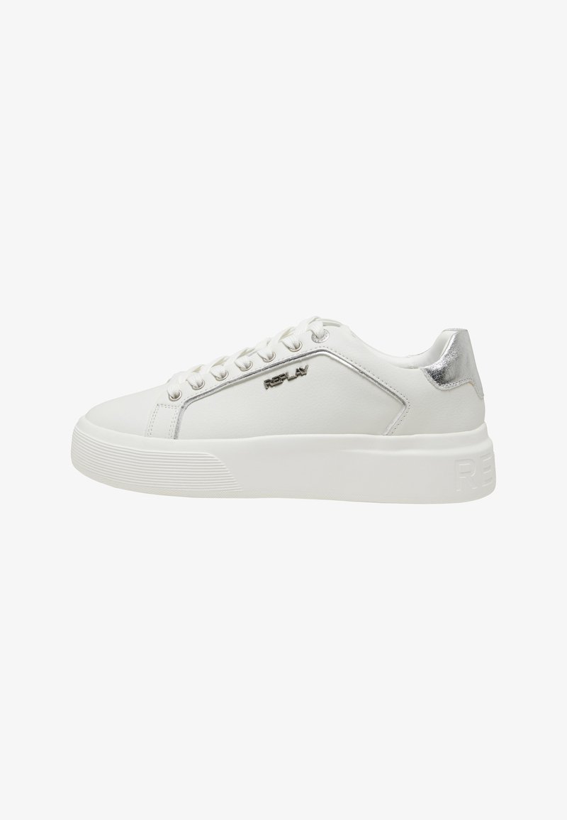 Basket basse blanche avec accent talon argenté, fermeture à lacets, semelle épaisse et logo "Replay" sur le côté.