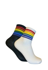 Dos pares de calcetines cortos: uno negro con rayas horizontales multicolores y otro blanco con rayas similares en un arreglo de colores diferente.