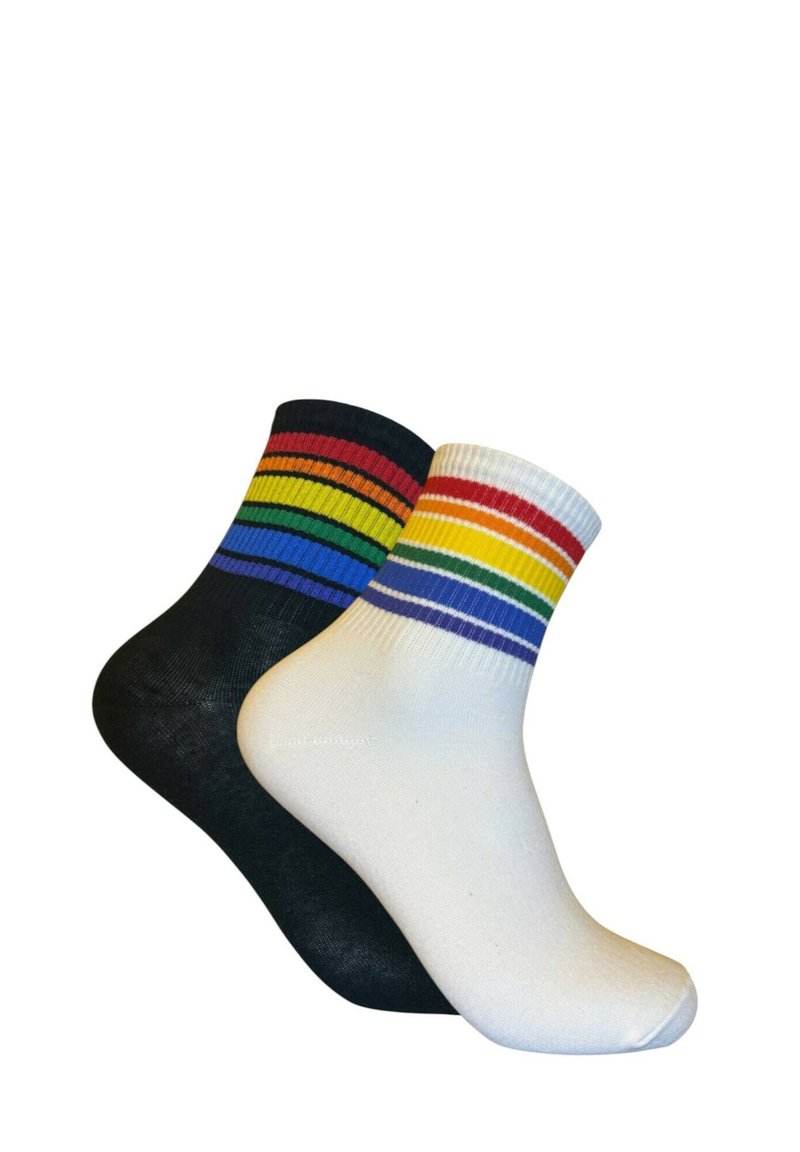 Paar Knöchelsocken, eine schwarze und eine weiße, jeweils mit horizontalen Regenbogenstreifen nahe der Bündchen auf weißem Hintergrund.