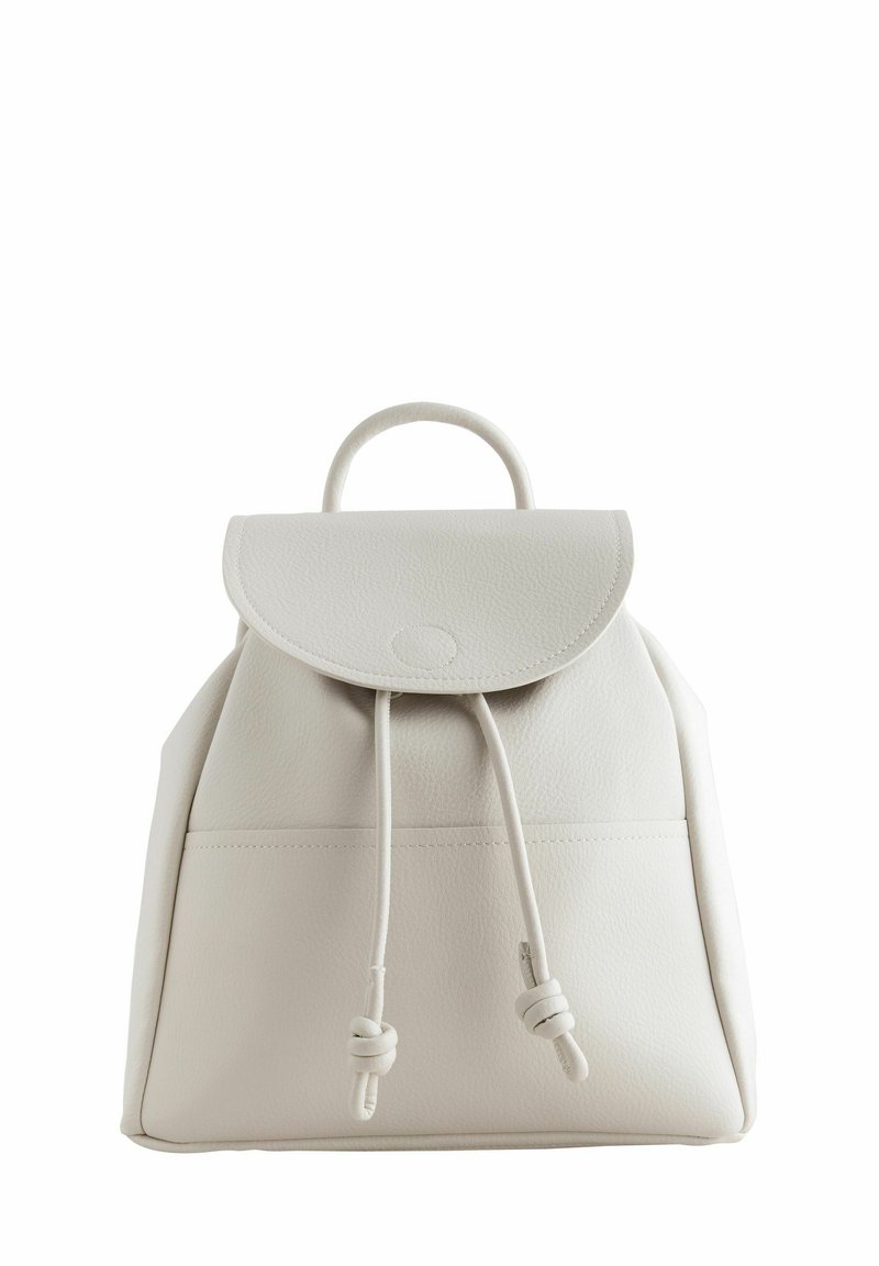 Zaino in pelle bianca con una patta arrotondata, chiusura con coulisse e manico superiore. Presenta una superficie texturizzata e una tasca anteriore.