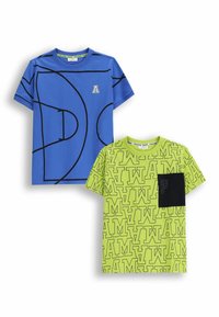 Dwie koszulki z krótkim rękawem: jedna niebieska z czarnymi geometrycznymi liniami, a druga jaskrawozielona z wyraźnym czarnym tekstem i czarną kieszonką na piersi.