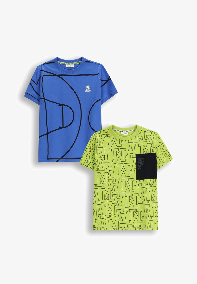 Dwie koszulki z krótkim rękawem: jedna niebieska z czarnymi geometrycznymi liniami, a druga jaskrawozielona z wyraźnym czarnym tekstem i czarną kieszonką na piersi.