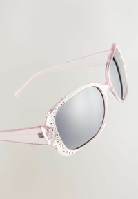 Ochelari de soare roz transparenți cu lentile gri închis. Prezintă cristale decorative de-a lungul marginii superioare a ramei. Material din plastic.