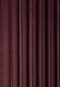 Pehmeä, syvän violetti kangas pystysuuntaisilla laskoksilla ja ripotelluilla kultaisilla pilkuilla, joka on pehmeästä tekstuurista ja sileäpintainen.