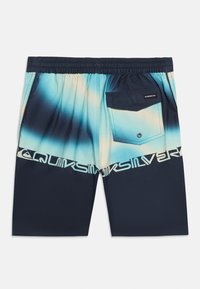 Μπλε ναυτικό και πράσινο μπλε βαθμωτό μαγιό βερμούδα με ελαστική μέση, πίσω τσέπη με καπάκι και λευκό λογότυπο Quiksilver στην πλάτη.