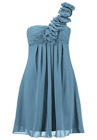 Olkaimeton sininen mekko, jossa on rypytetty yläosa, laskeutuva laskostettu hame ja röyhelöity kierremäinen hihna, joka ulottuu yhden olkapään yli.