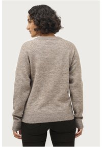 Maglione lavorato a maglia marrone con finitura strutturata, caratterizzato da un collo a girocollo, polsini e orlo a coste. Il retro presenta un design dalla vestibilità morbida.