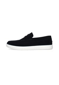 Scarpa slip-on in suede nera con suola in gomma bianca, caratterizzata da un dettaglio cucito lungo i bordi e un sottile accento con cinturino frontale.