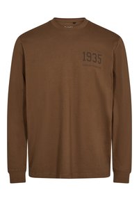 Maglietta a maniche lunghe marrone in cotone, con scollo rotondo, dotata di un design stampato sul lato sinistro del petto con l'anno "1935" e "EVERYDAY ADVENTURES."