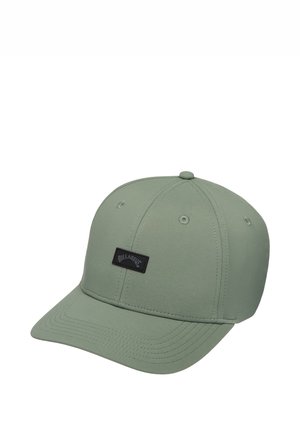 Jasnozielona czapka z daszkiem typu baseball z zakrzywionym daszkiem i czarną prostokątną naszywką z logo na środku z przodu.