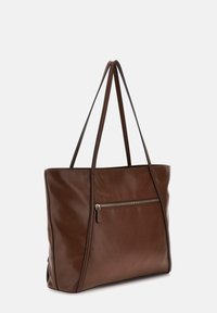 Borsa a tracolla in pelle marrone con due manici lunghi, finitura testurizzata e tasca anteriore con zip. Presenta cuciture a contrasto lungo i bordi.