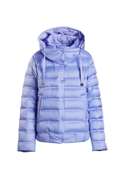 Geacă pufoasă de culoare mov deschis cu glugă, având panouri orizontale quilted, închidere cu nasturi și șnururi ajustabile.