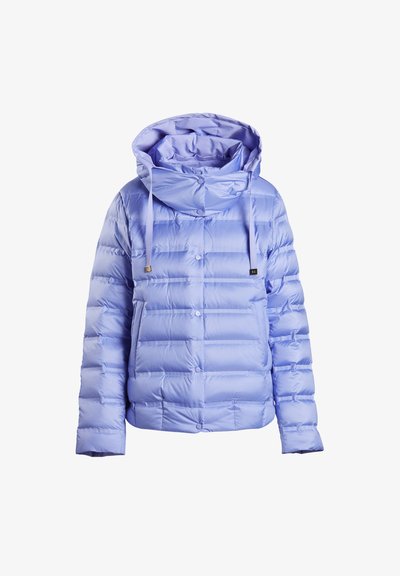 Šviesiai purpurinė pūkinė striukė su kapišonu, pasižyminti horizontaliai siuvinėtomis juostomis, mygtukų uždarymu ir reguliuojamais raiščiais.