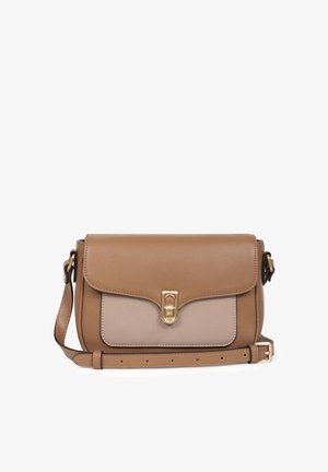 Borsa a tracolla in pelle marrone con chiusura dorata, dotata di un pannello in tessuto beige e cinturino regolabile. Texture liscia, forma rettangolare.