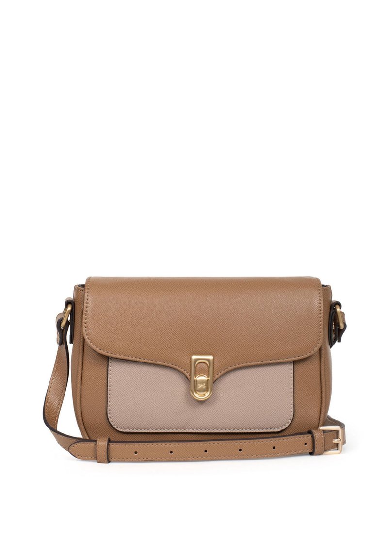Borsa a tracolla in pelle marrone con chiusura dorata, dotata di un pannello in tessuto beige e cinturino regolabile. Texture liscia, forma rettangolare.