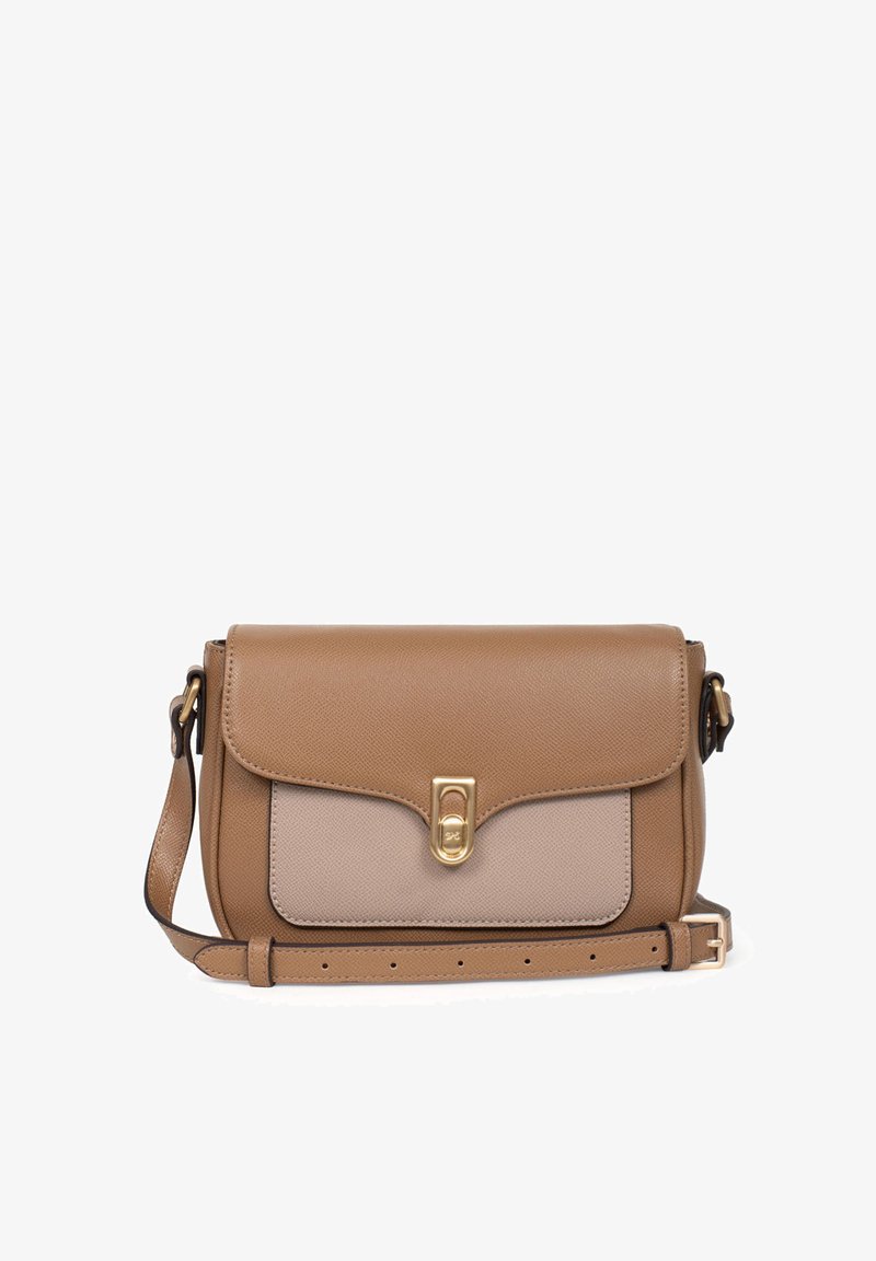 Borsa a tracolla in pelle marrone con chiusura dorata, dotata di un pannello in tessuto beige e cinturino regolabile. Texture liscia, forma rettangolare.