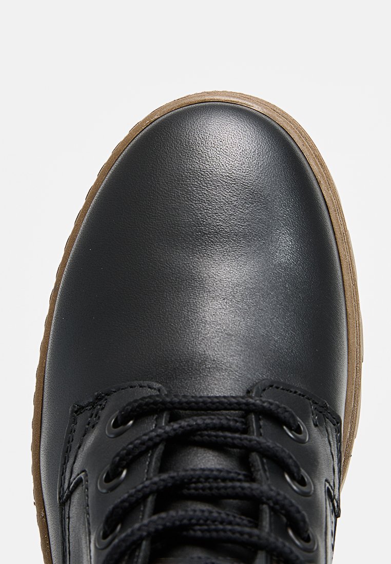 Schwarze Leder-Sneaker mit runder Zehenform, kontrastierendem braunem Gummisohle und schwarzen Schnürsenkeln. Verfügt über ein glattes Obermaterial und minimalistische Details.