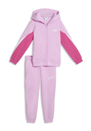 Jasnofioletowy dres Puma z bluzą z kapturem na zamek, z ciemniejszymi fioletowymi rękawami i dopasowanymi spodniami z elastycznym pasem i mankietami.