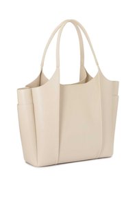 Bežová kožená taška přes rameno s dvěma dlouhými uchy, strukturovaným tvarem a bočními kapsami. Měkký texturovaný povrch s minimalistickým designem.