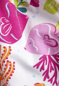 Mönstrad tyg med rosa och lila havsdjur och blommönster på en vit bakgrund; mjuk textur och livfulla färger.