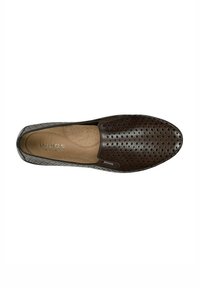 Scarpa slip-on marrone perforata con tomaia in pelle liscia e soletta imbottita, dotata di punta tonda e branding minimale.