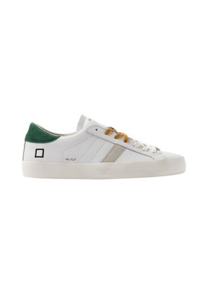 Sneaker bianca bassa con striscia beige, linguetta del tallone verde, lacci giallo senape e bianchi, e logo quadrato nero sul lato.