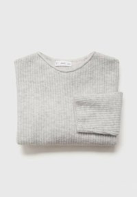 Pull en maille gris clair plié avec des manches longues, un col rond et une texture gaufrée sur fond blanc.