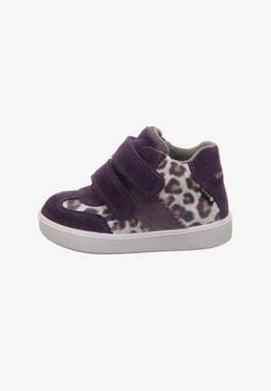 Sneaker alta viola in suede con due cinturini in velcro, pannello laterale a stampa leopardo e suola in gomma bianca. Texture morbida con modelli a contrasto.
