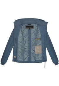 Gewatteerde blauwe jas met een ritssluiting, voorzien van een gladde voering, een logo aan de binnenkant, meerdere binnenzakken en geribbelde manchetten.