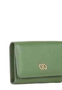 Portafoglio in pelle verde con finitura testurizzata, caratterizzato da un accento in oro con logo sulla parte anteriore e un design a piega per una chiusura sicura.