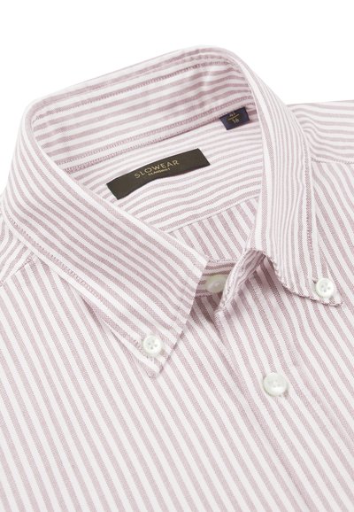 Camicia a righe in rosa chiaro e bianco, in tessuto di cotone, colletto button-down, con due bottoni bianchi sulla placca, etichetta del brand visibile.