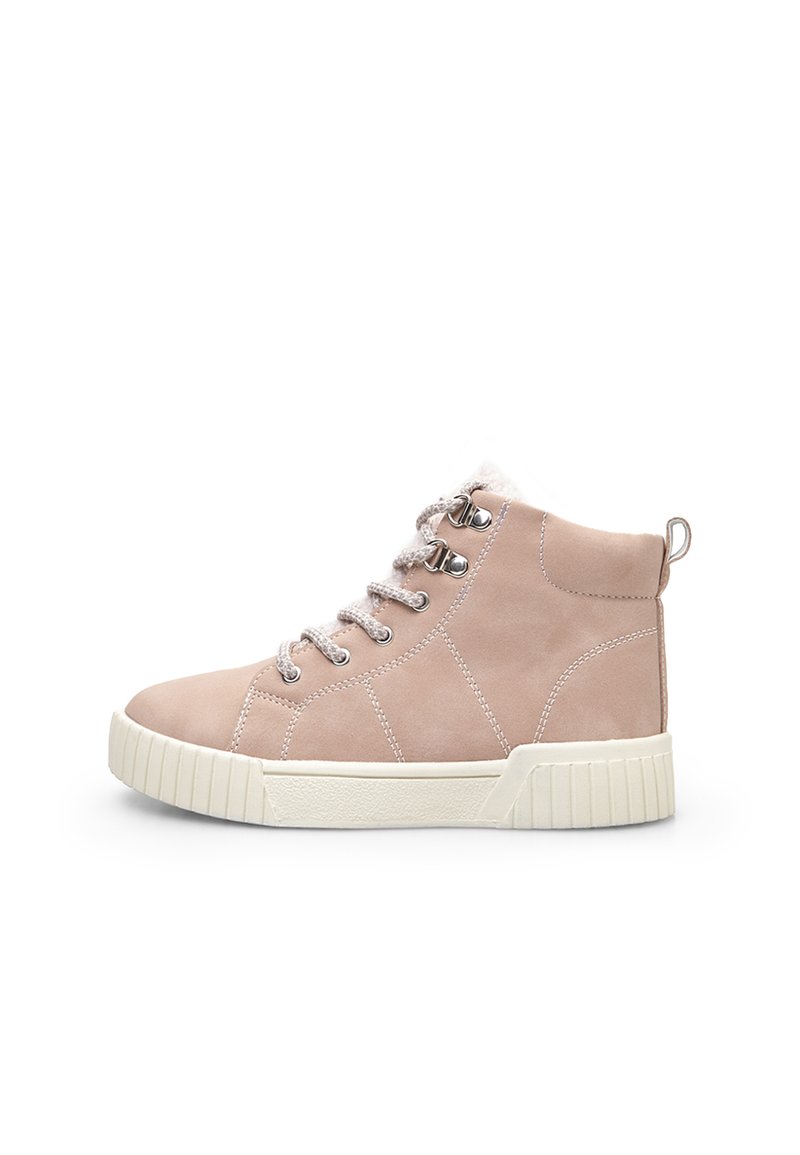 Zapatilla alta de ante rosa claro con cordones grises, suela de goma blanca texturizada y forro suave en el cuello.