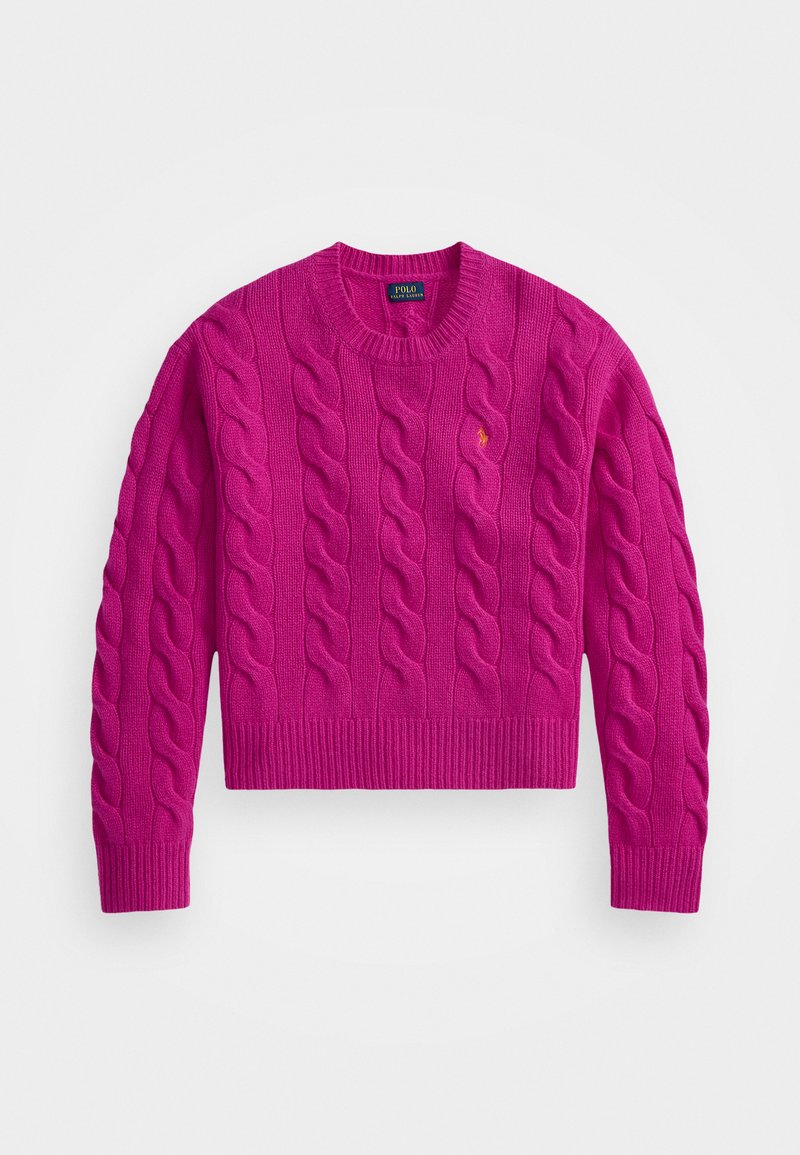 Pull en tricot câble fuchsia avec un col rond, des poignets et un ourlet côtelés. Présente des motifs en câble complexes et un petit logo sur la poitrine.