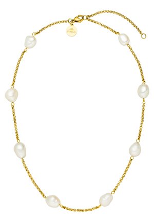 Goldene Kettenhalskette mit unregelmäßigen weißen Perlen, gleichmäßig verteilt, und einem kleinen runden Anhänger nahe dem Karabinerverschluss, graviert mit "PURELEI".