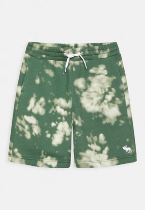 Zielono-białe szorty tie-dye z elastycznym paskiem, białym sznurkiem do wiązania, bocznymi kieszeniami oraz małym białym logo łosia na lewej nogawce.