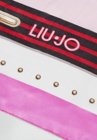 Zijden sjaal met roze, witte en zwarte strepen. Bevat gouden studs langs de onderkant en het merk "LIU•JO" in het rood bovenaan.