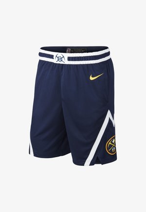 Short de basketball bleu marine avec motif montagne blanche, virgule Nike jaune sur la cuisse droite et logo Denver Nuggets sur la ceinture de la cuisse gauche.