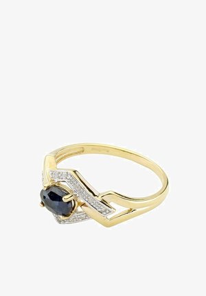 Gouden ring met een ovale blauwe edelsteen, geflankeerd door kleine heldere stenen in een chevronpatroon op de band, die een textuurafwerking heeft.